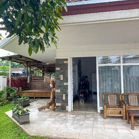 Hostel Wees Een Kind Malang Esterno foto