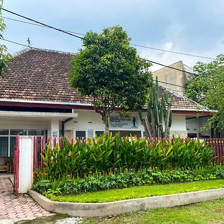 Hostel Wees Een Kind Malang Esterno foto