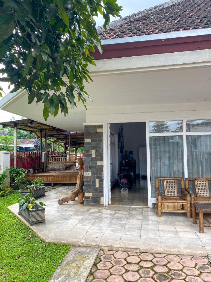 Hostel Wees Een Kind Malang Esterno foto