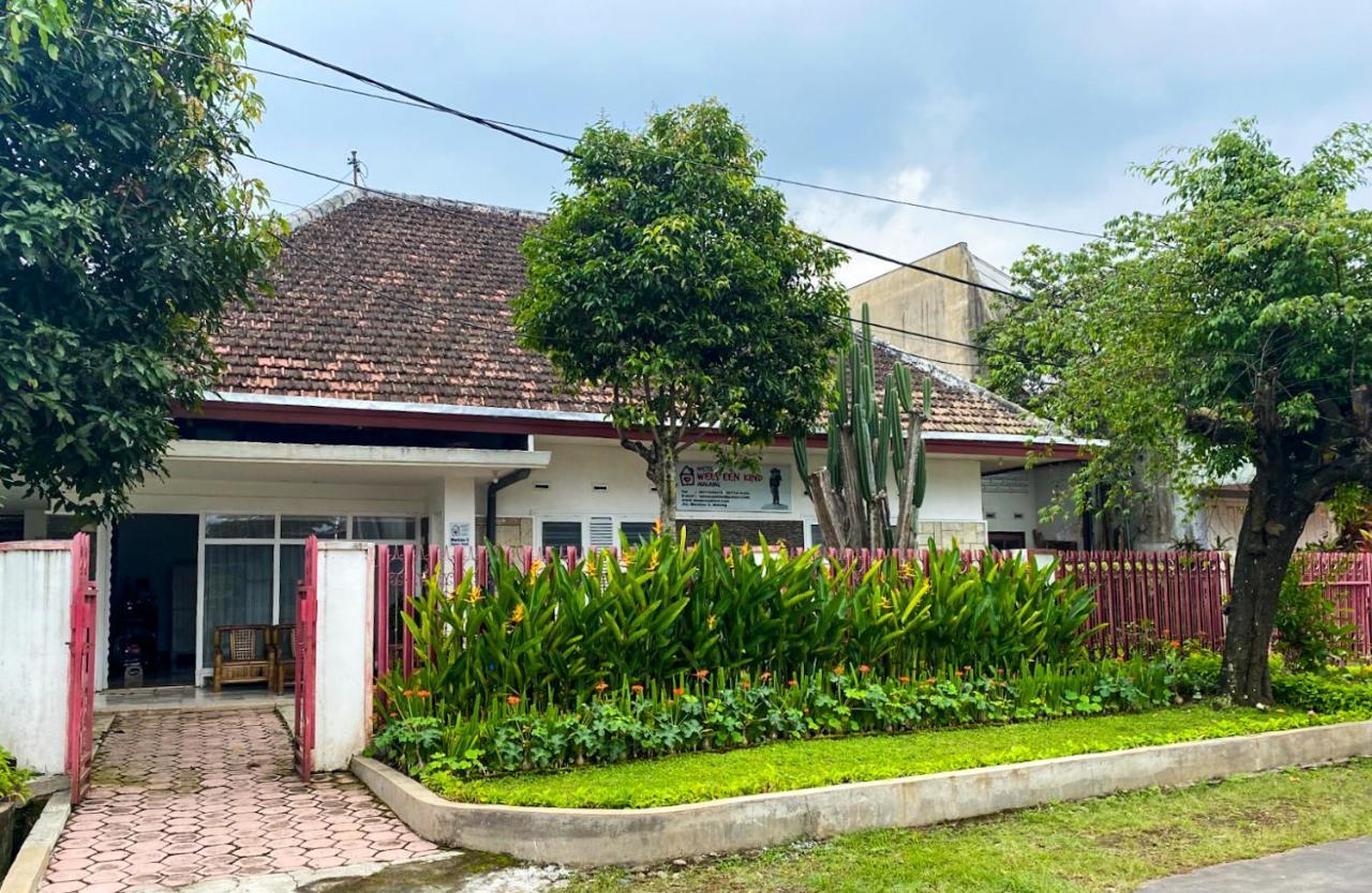 Hostel Wees Een Kind Malang Esterno foto