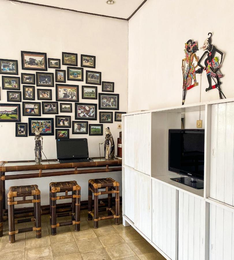 Hostel Wees Een Kind Malang Esterno foto