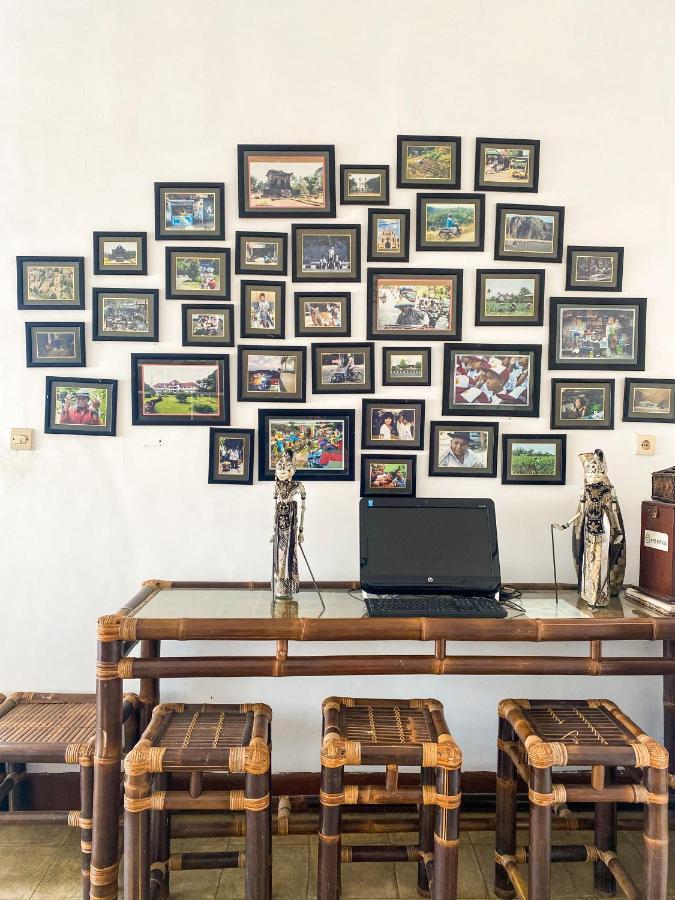 Hostel Wees Een Kind Malang Esterno foto