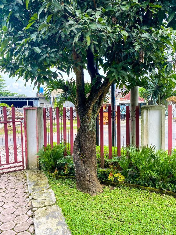 Hostel Wees Een Kind Malang Esterno foto