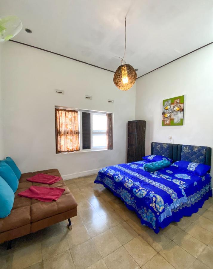 Hostel Wees Een Kind Malang Esterno foto