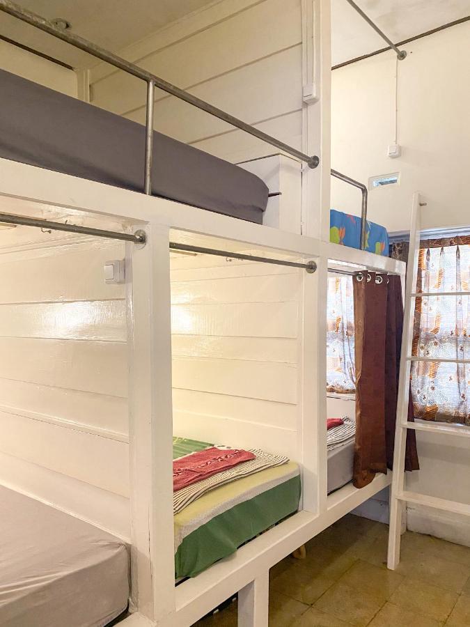 Hostel Wees Een Kind Malang Esterno foto